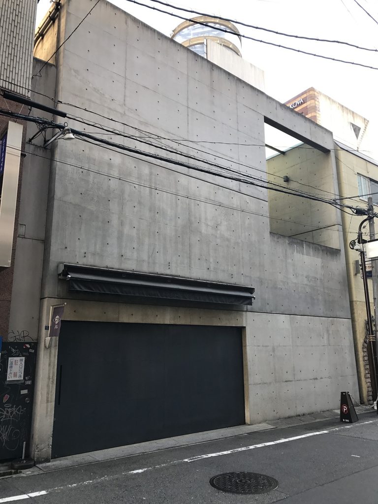 東心斎橋の細い街路から見たBIGI 2nd外観 / BIGI 2nd viewed along a narrow street in Higashishinsaibashi