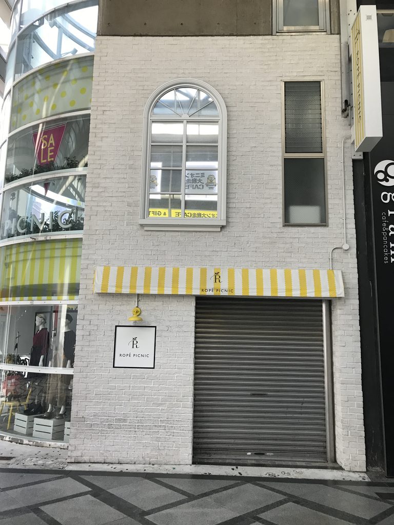 心斎橋TO側面の淡色タイル壁と縦長開口 / Light-colored tiled side wall and vertical openings of Shinsaibashi TO