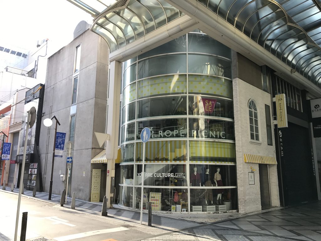 心斎橋筋商店街の角から見た心斎橋TOの全景 / Overall view of Shinsaibashi TO from the corner of the Shinsaibashisuji shopping street