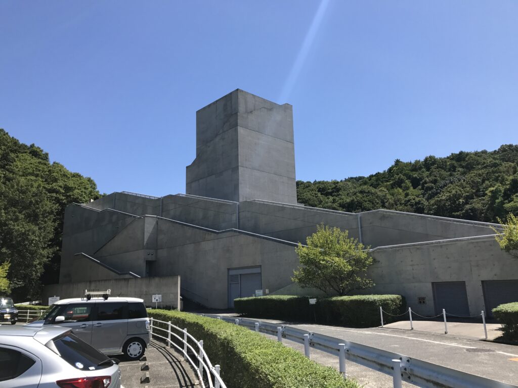 安藤忠雄建築】大阪府立近つ飛鳥博物館｜大地と一体化したコンクリート