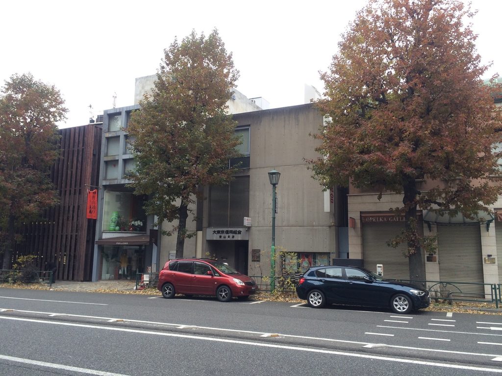 外苑西通りの向かい側から見る青山TOと周囲の街並み / Aoyama TO and the surrounding streetscape viewed from across Gaien Nishi-dori