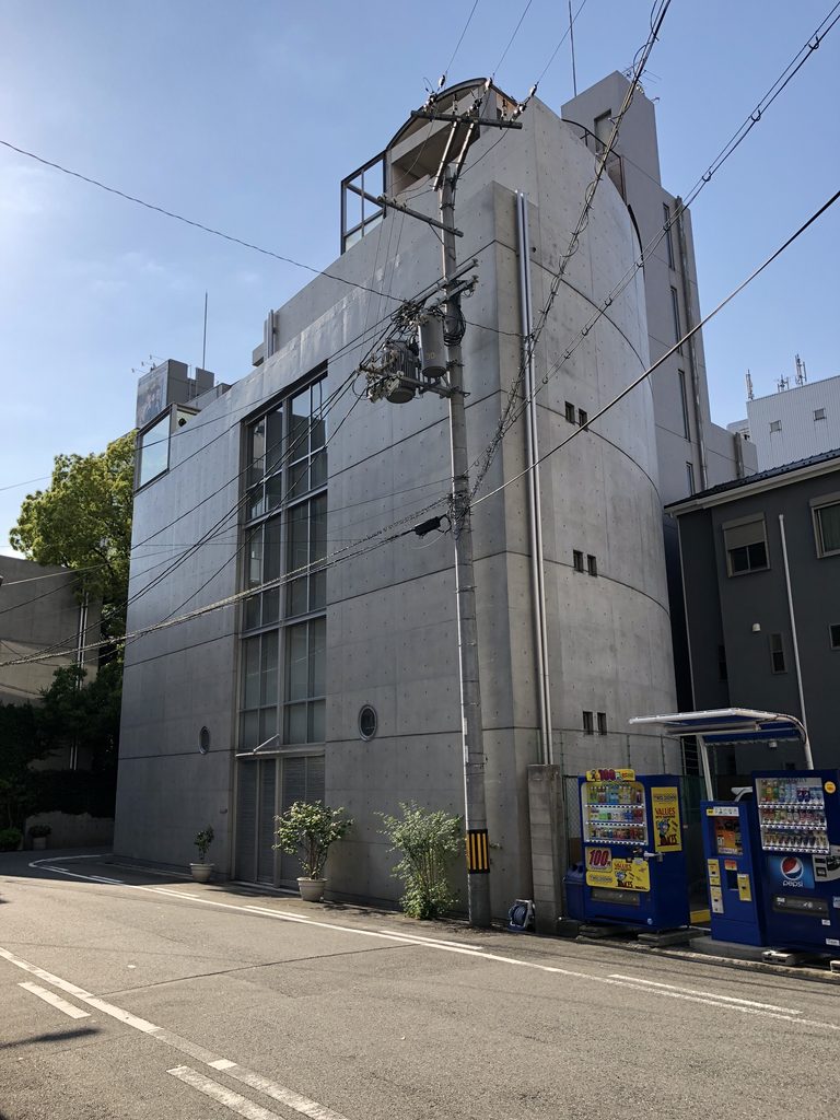 街区の角に立つ大淀のアトリエⅡ / Atelier in Oyodo II standing at a street corner