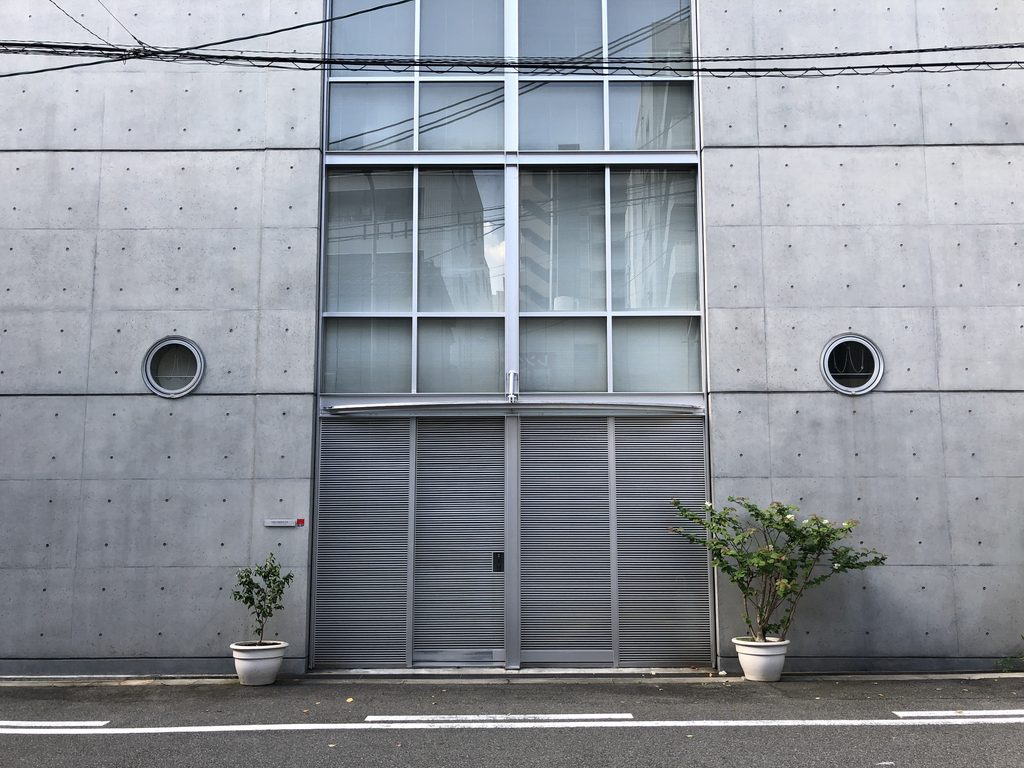 縦長のガラスと丸窓を持つ大淀のアトリエⅡの立面 / Elevation of Atelier in Oyodo II with vertical glazing and round windows