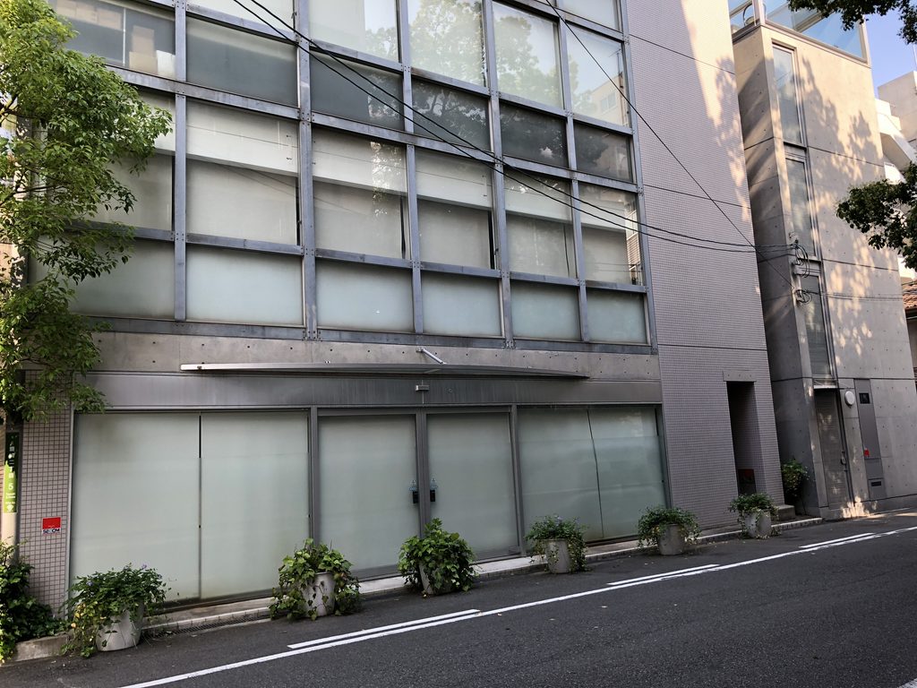 スチールサッシによる大きなガラスの格子面 / Large grid of glazing in steel frames