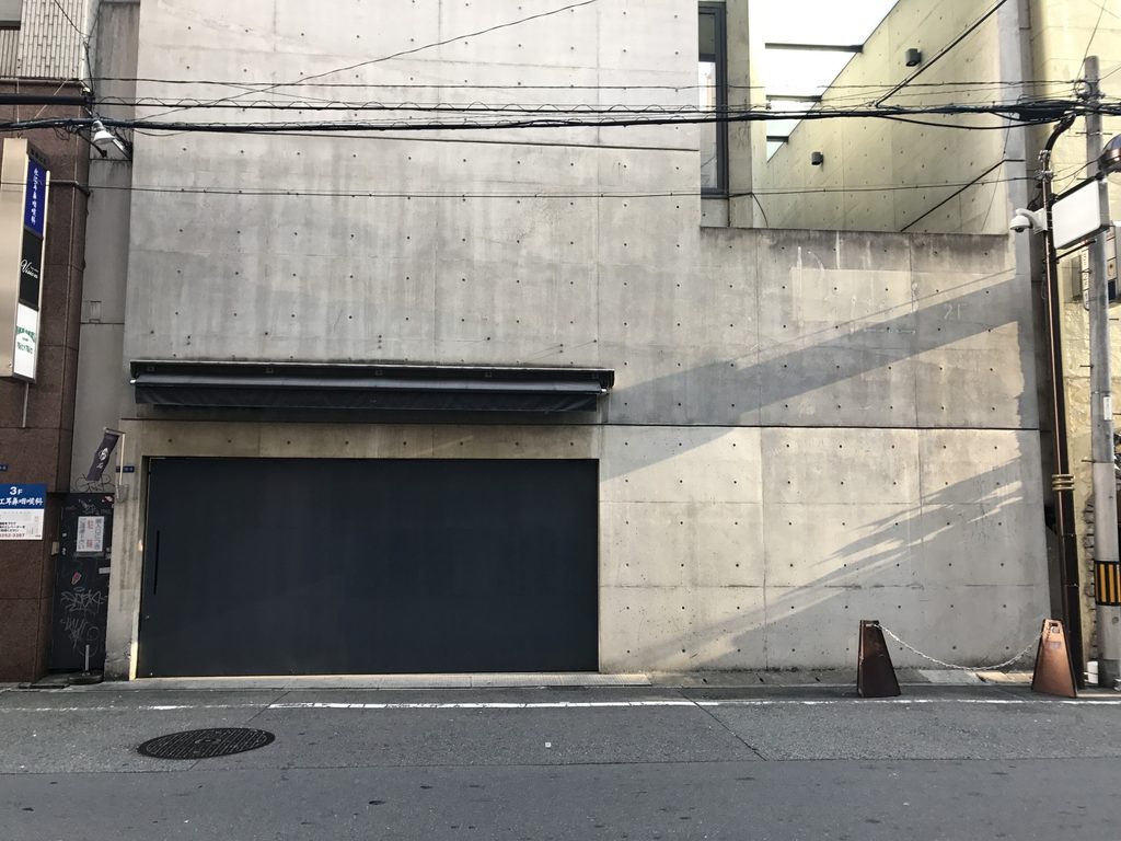 BIGI 2nd正面の大きなコンクリート壁と1階開口 / Broad concrete wall and ground-floor opening of BIGI 2nd