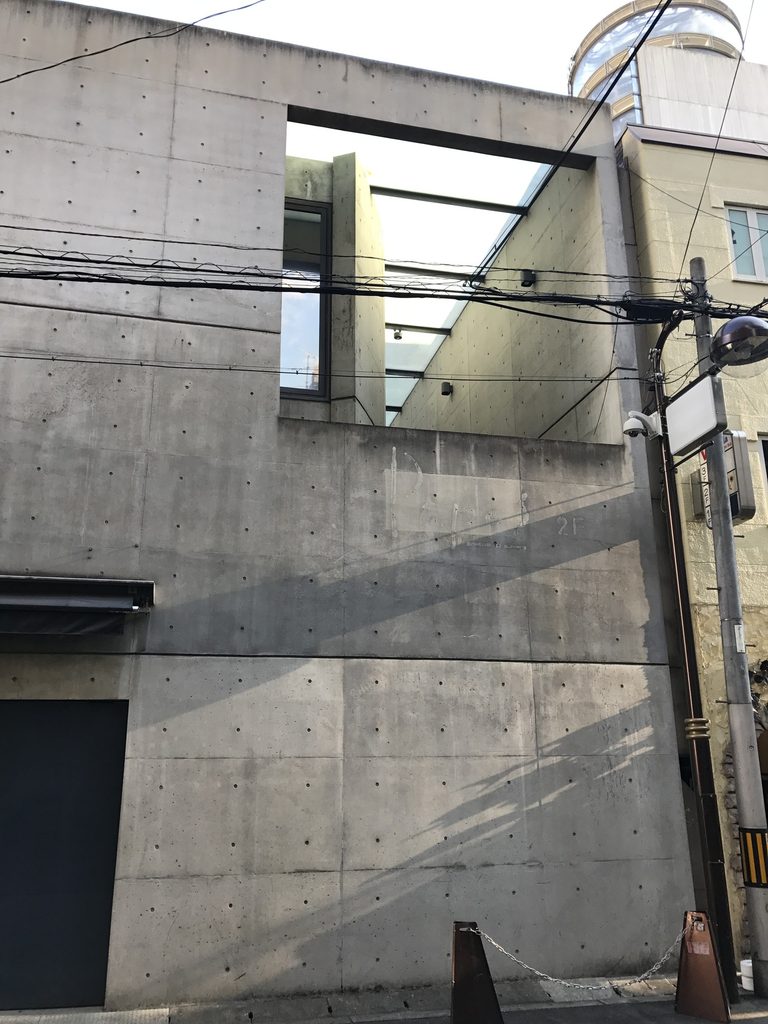 BIGI 2nd上部の矩形開口と奥に見える斜めの壁 / Upper rectangular opening of BIGI 2nd with an oblique wall visible behind