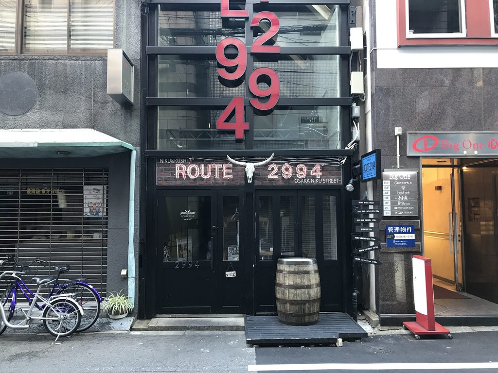 隣接建物の間に立つ細長いBIGI 3rdの全景 / Narrow vertical volume of BIGI 3rd between neighboring buildings