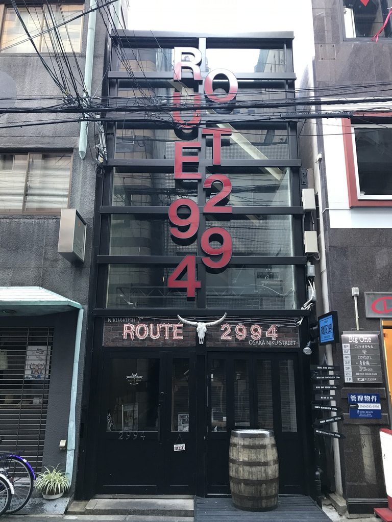 赤い店舗文字が加えられたBIGI 3rdのガラスファサード / Glass façade of BIGI 3rd with later red commercial lettering