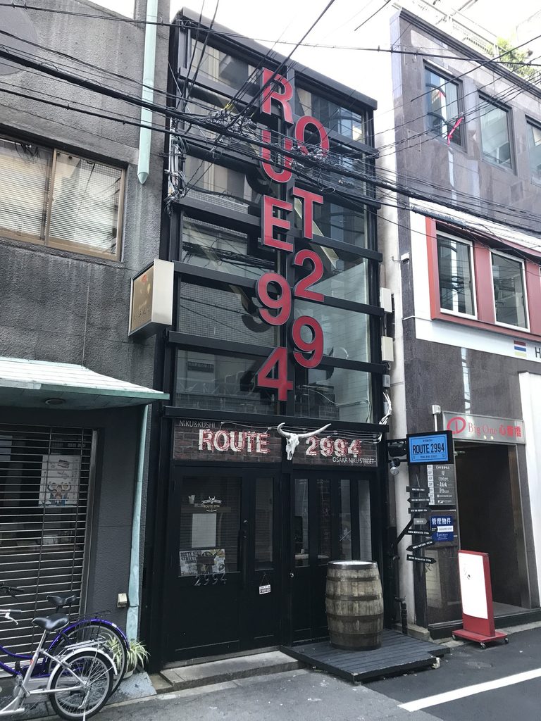 斜めから見たBIGI 3rdの鉄骨フレームとガラス面 / Steel frame and glazed façade of BIGI 3rd viewed obliquely