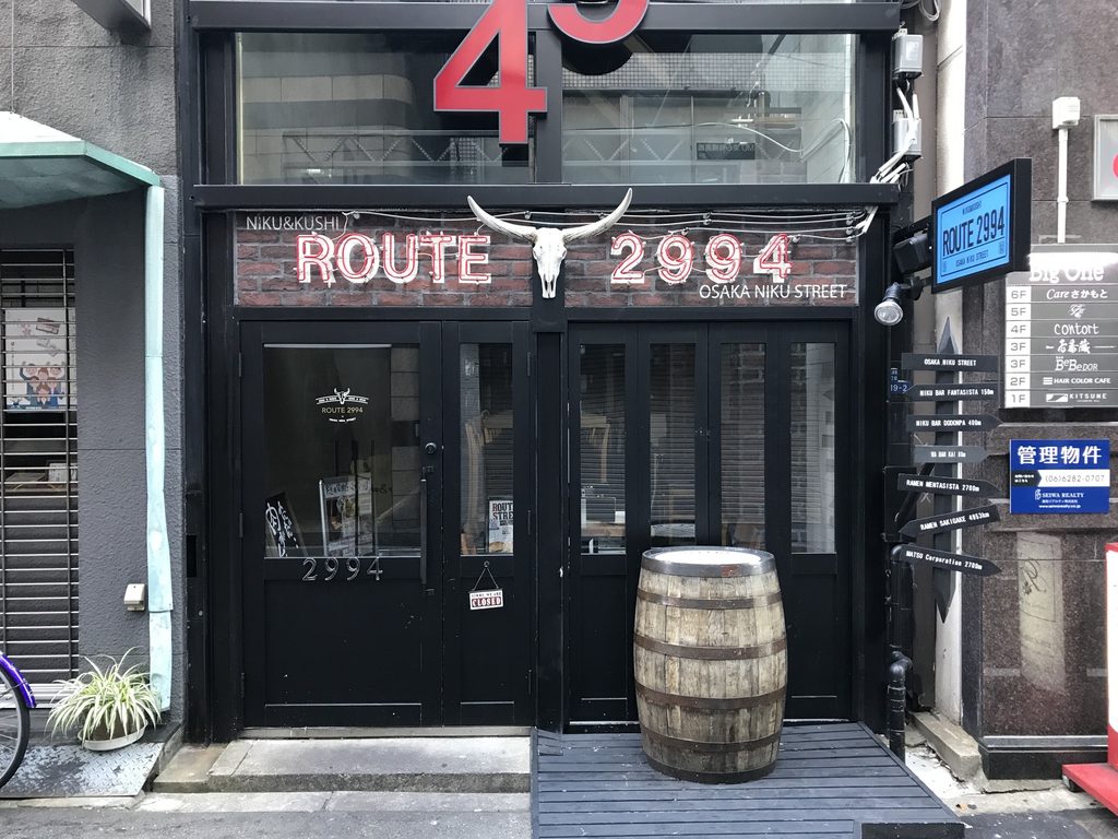 現在の店舗装飾が加えられたBIGI 3rdの入口 / Entrance of BIGI 3rd with contemporary commercial additions