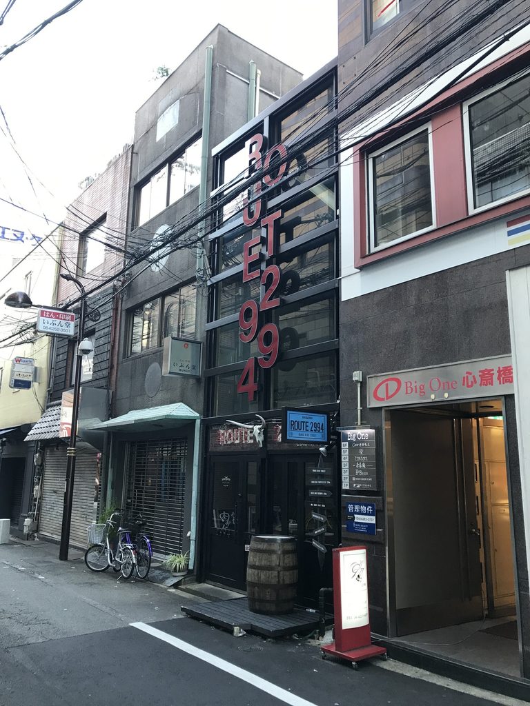 周囲の建物と並ぶBIGI 3rdの細長い街路側立面 / Narrow street elevation of BIGI 3rd within the surrounding urban fabric