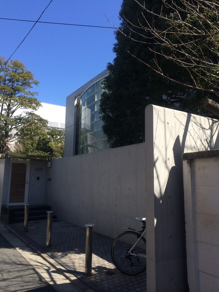 BIGI ATELIERの曲面ガラス脇に設けられた細長い縦方向の開口 / Narrow vertical opening beside the curved glazing of BIGI ATELIER