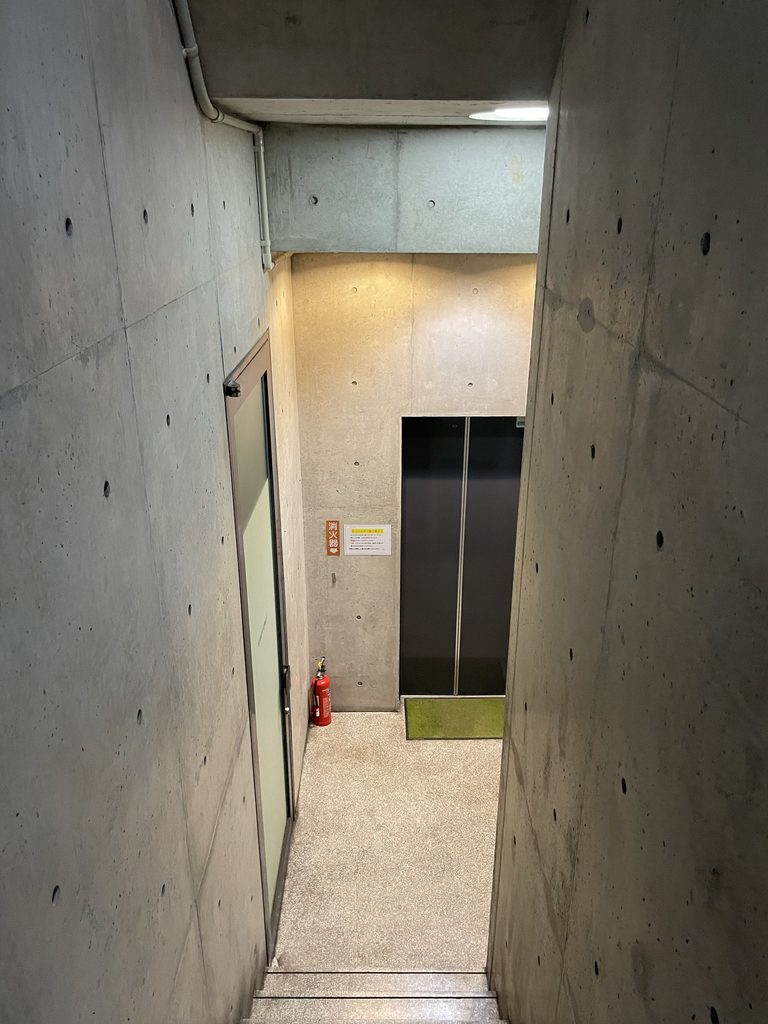 BIGIビル共用部の階段とエレベーター周辺 / Stair and elevator area within the shared circulation of BIGI Building