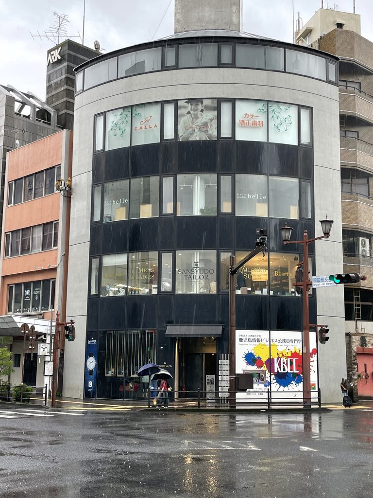 照国交差点に面して曲面ファサードを見せる鹿児島のBIGIビル / Curved street facade of BIGI Building facing the Terukuni intersection in Kagoshima