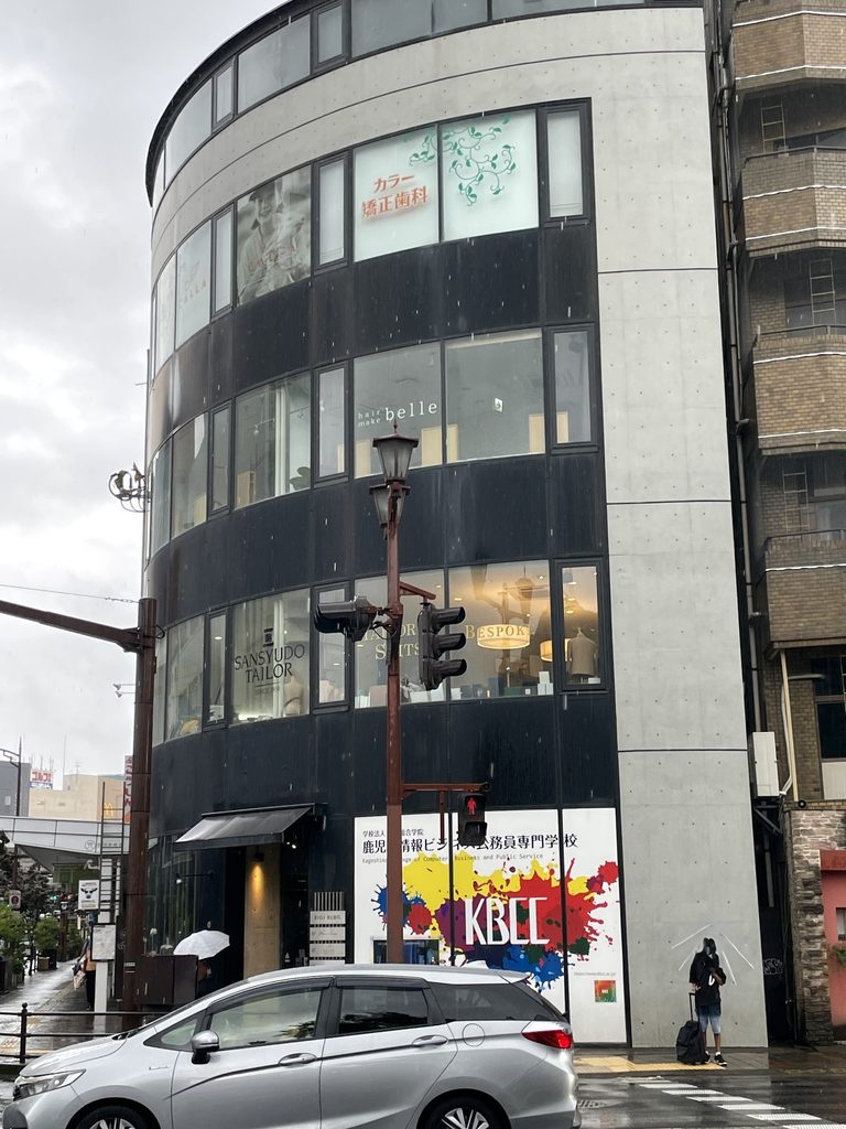 打放しコンクリートの端部から見るBIGIビルの側面 / Side view of BIGI Building showing the edge of its exposed-concrete wall