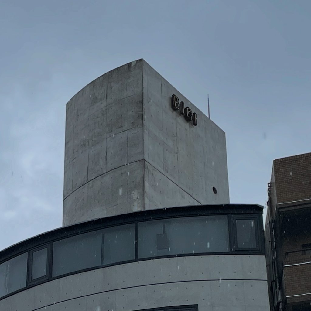 鹿児島・天文館の街路から見上げるBIGIビルの外観 / Exterior of the BIGI Building viewed from the street in Tenmonkan, Kagoshima