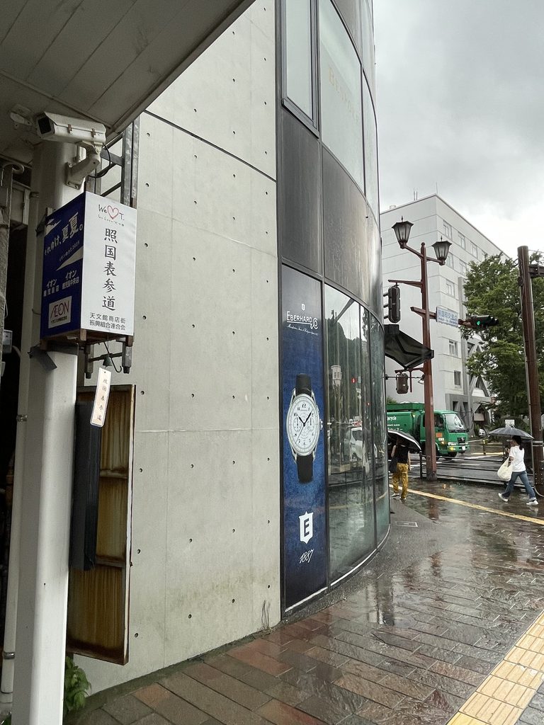 街路から細い共用部へ入るBIGIビルの入口 / Entrance to BIGI Building leading from the street into the narrow shared circulation