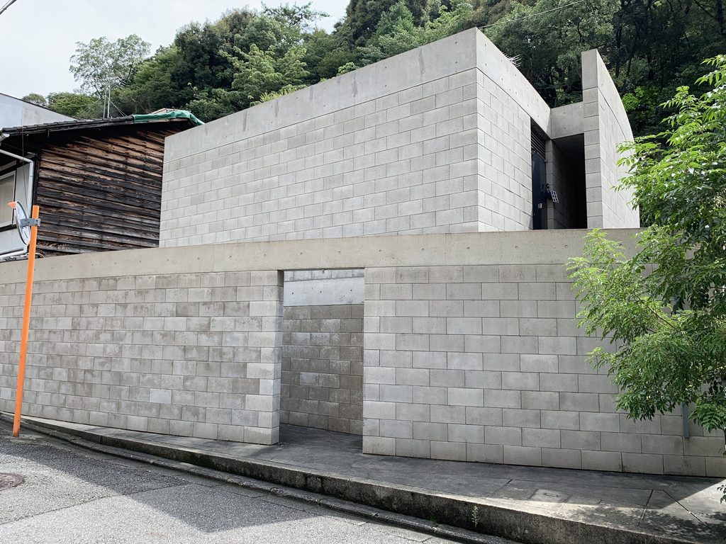 京都・神楽岡の住宅地に建つB-LOCK神楽岡のコンクリートブロック外観 / Concrete-block exterior of B-LOCK Kaguraoka in a residential neighborhood of Kyoto