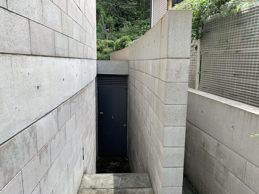 壁の間を下方向へ続くB-LOCK神楽岡の階段 / Stair descending between the walls of B-LOCK Kaguraoka