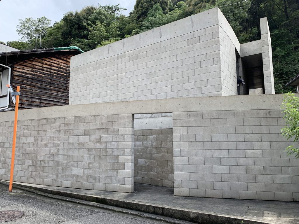 街路に沿って低いブロック壁が延びるB-LOCK神楽岡の正面 / Front elevation of B-LOCK Kaguraoka with a low concrete-block wall along the street