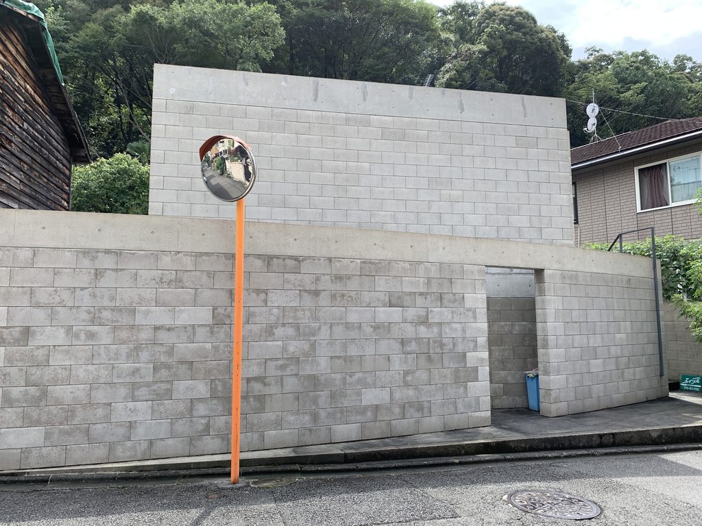 コンクリートブロックの反復が見えるB-LOCK神楽岡の街路側ファサード / Street facade of B-LOCK Kaguraoka showing the repeated concrete-block grid