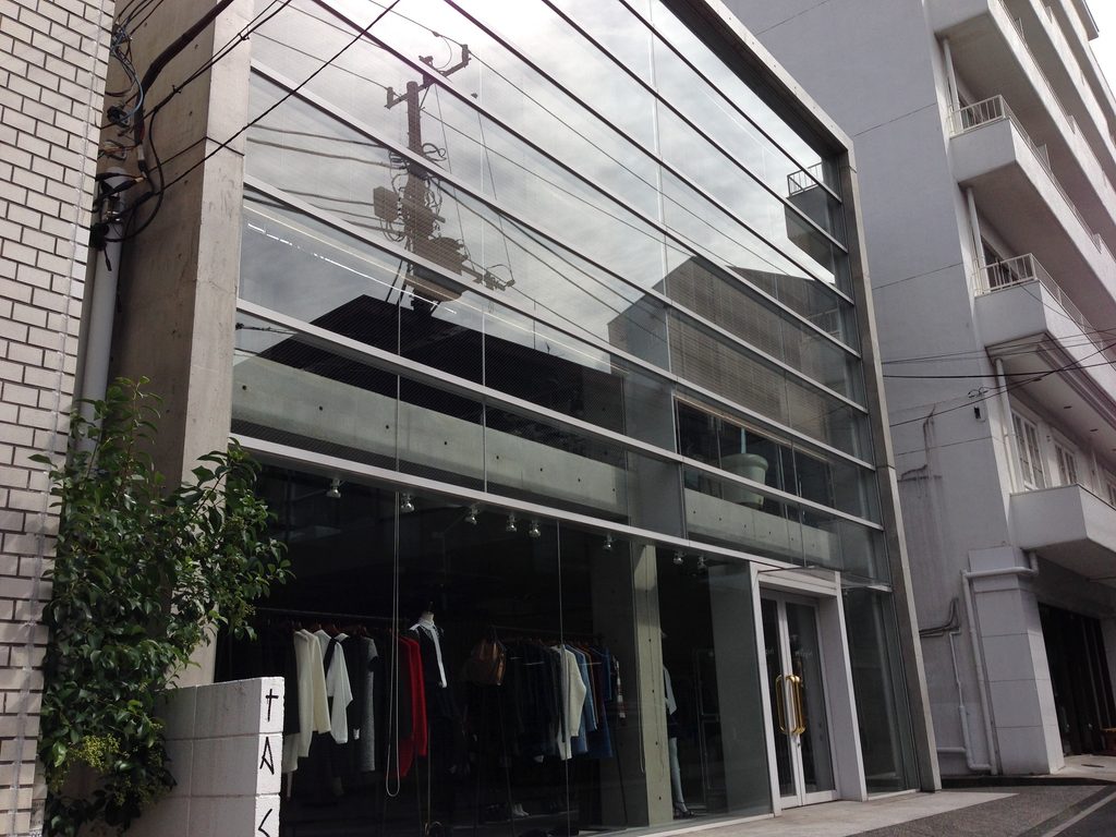 水平材が繰り返されるCOCUEのガラスファサードを斜めから見る / Oblique view of COCUE's glazed facade articulated by repeating horizontal members