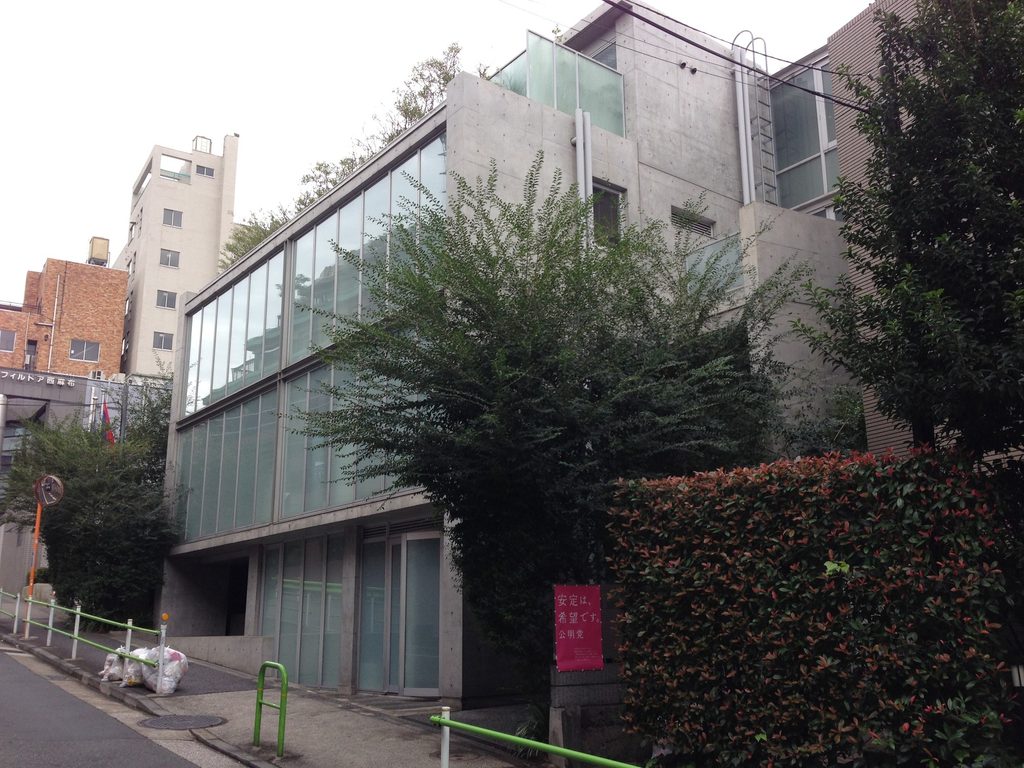 コンクリート壁と植栽に挟まれたCUE NISHIAZABUの外部空間 / Exterior space between concrete walls and planting at CUE NISHIAZABU