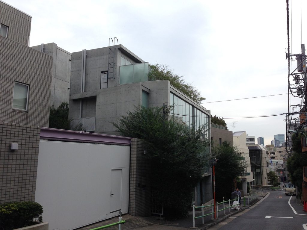 坂道から見るCUE NISHIAZABUのコンクリート壁と上部 / Concrete walls and upper portion of CUE NISHIAZABU viewed from the slope