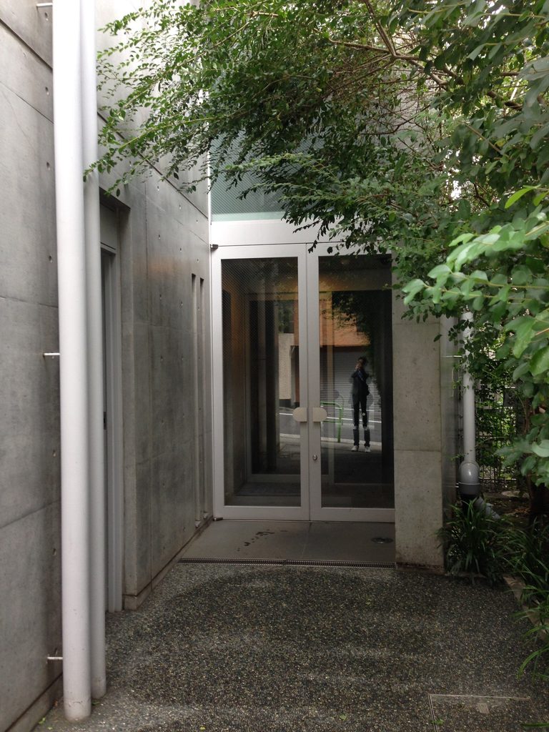 コンクリート壁と植栽に挟まれたCUE NISHIAZABUの外部空間 / Exterior space between concrete walls and planting at CUE NISHIAZABU