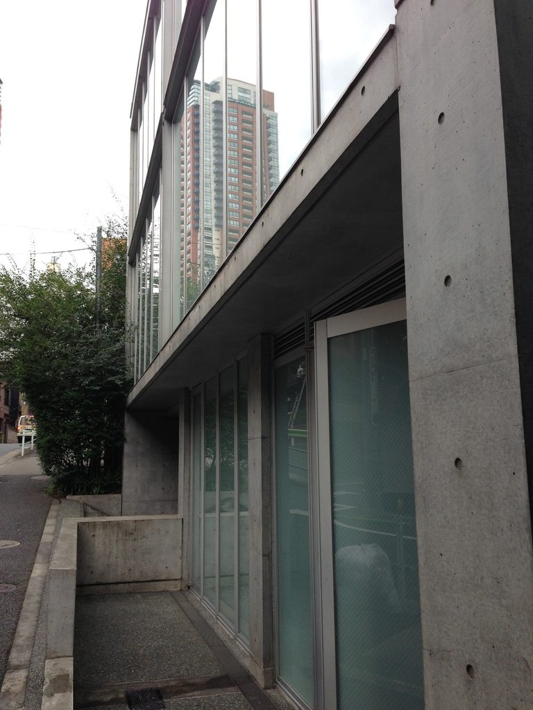 側面から見るCUE NISHIAZABUの打放しコンクリート壁とガラス面 / Exposed-concrete wall and glazed surface of CUE NISHIAZABU viewed from the side
