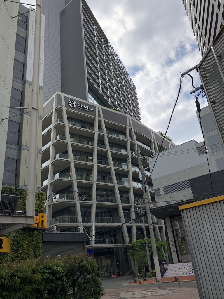 V字柱の低層部と高層部が重なるチャスカ茶屋町 / CHASKA Chayamachi with its V-column podium and tower rising above