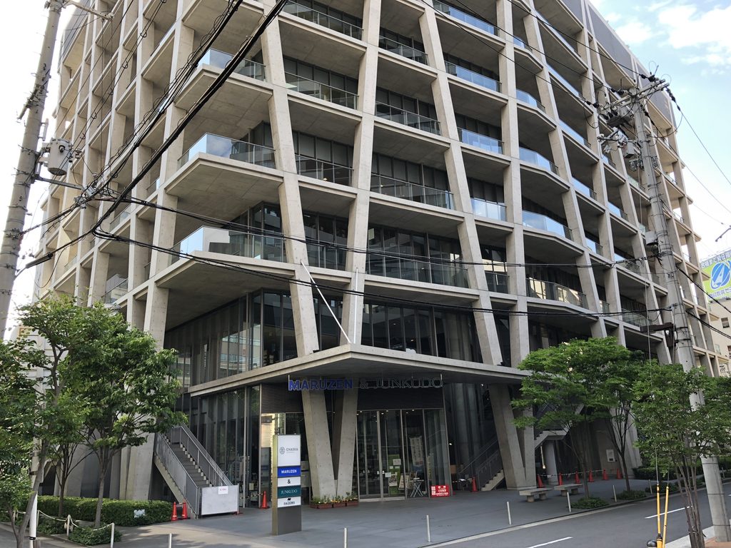 斜めのV字柱と薄い床が反復する低層部 / Podium with repeating V-shaped columns and thin floor plates