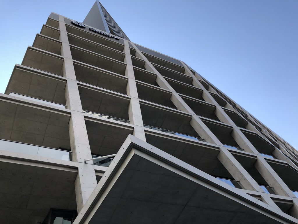 真下から見上げたV字柱と張り出す薄い床 / V-shaped columns and projecting thin floors seen from directly below