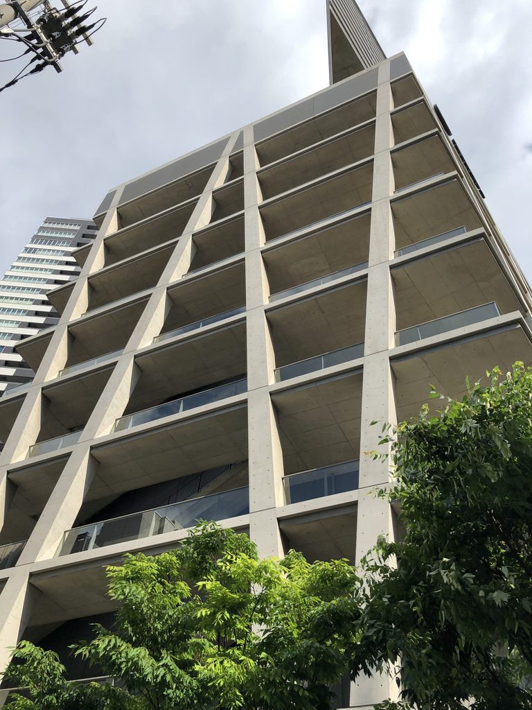 建物の角を回り込むV字柱と水平な床 / V-shaped columns and horizontal floors wrapping around the corner