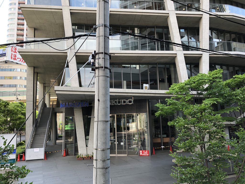 V字柱とガラス壁の間に巡る外周回廊と屋外階段 / Perimeter gallery and exterior stairs between the V-shaped columns and glass wall