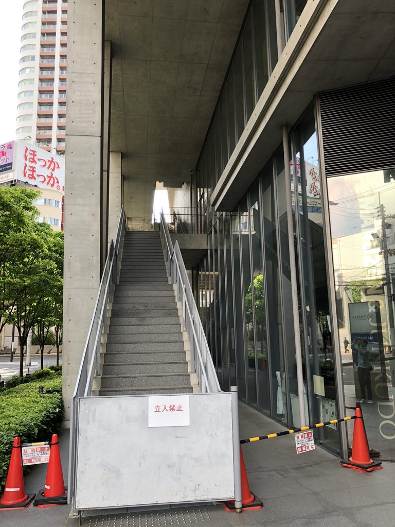 柵とコーンが置かれた外周階段の入口 / Entrance to an exterior stair with barriers and cones