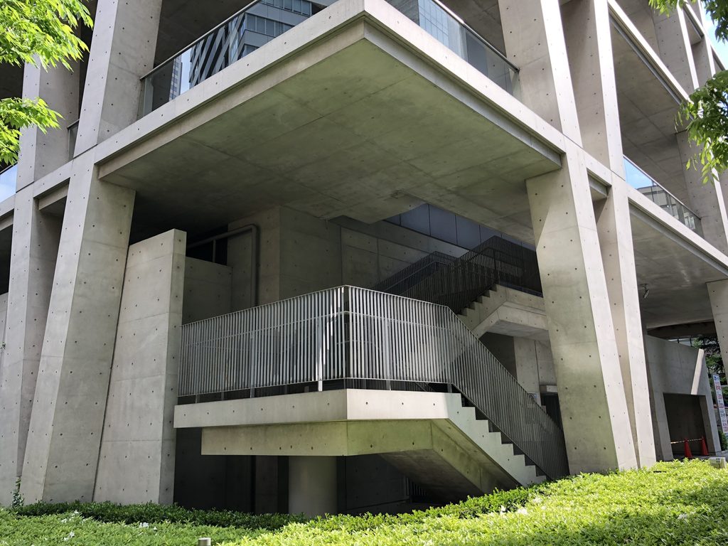 V字柱の間を折り返して上がる屋外階段 / Exterior stair turning upward between the V-shaped columns