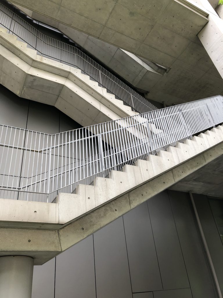 下から見上げた屋外階段と踊り場の裏側 / Undersides of the exterior stair and landings seen from below