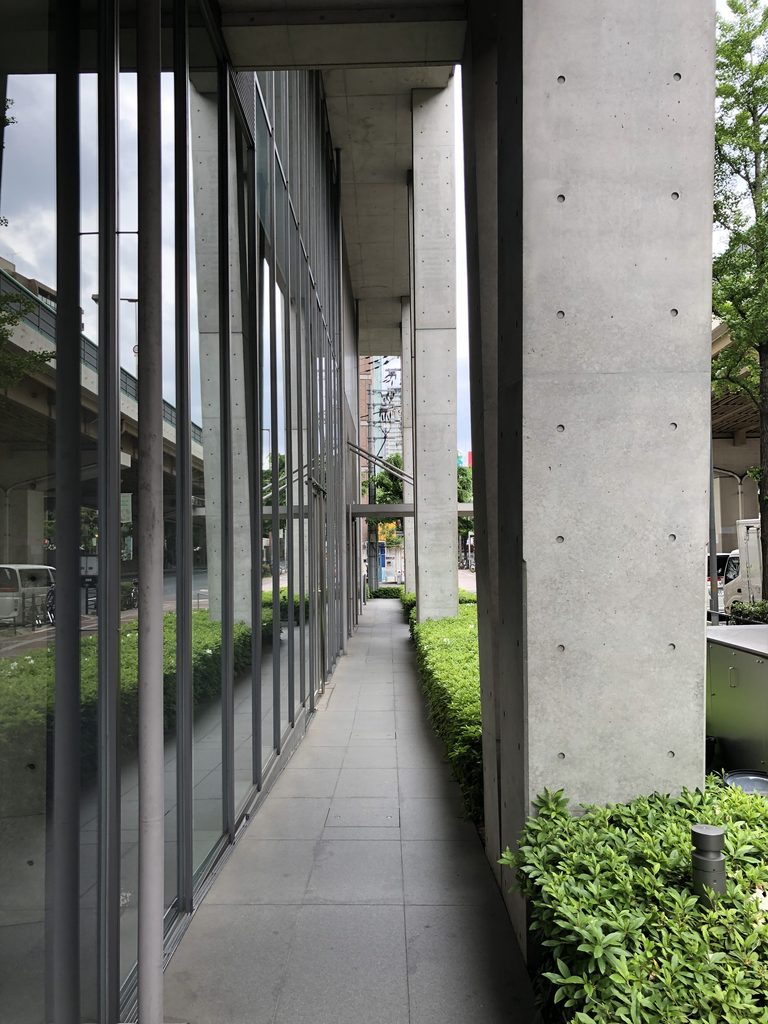 V字柱の列とガラス壁の間に続く通路 / Passage running between the V-shaped columns and recessed glass wall