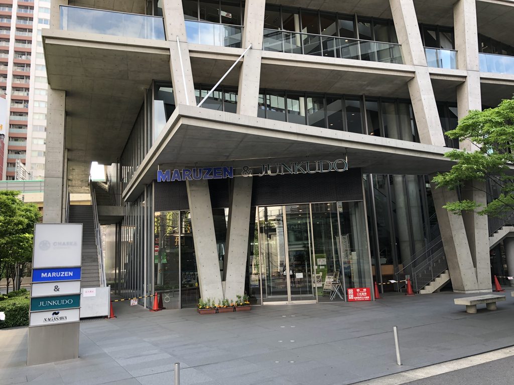 V字柱の間に設けられたMARUZEN & JUNKUDOの入口 / MARUZEN & JUNKUDO entrance between the V-shaped columns