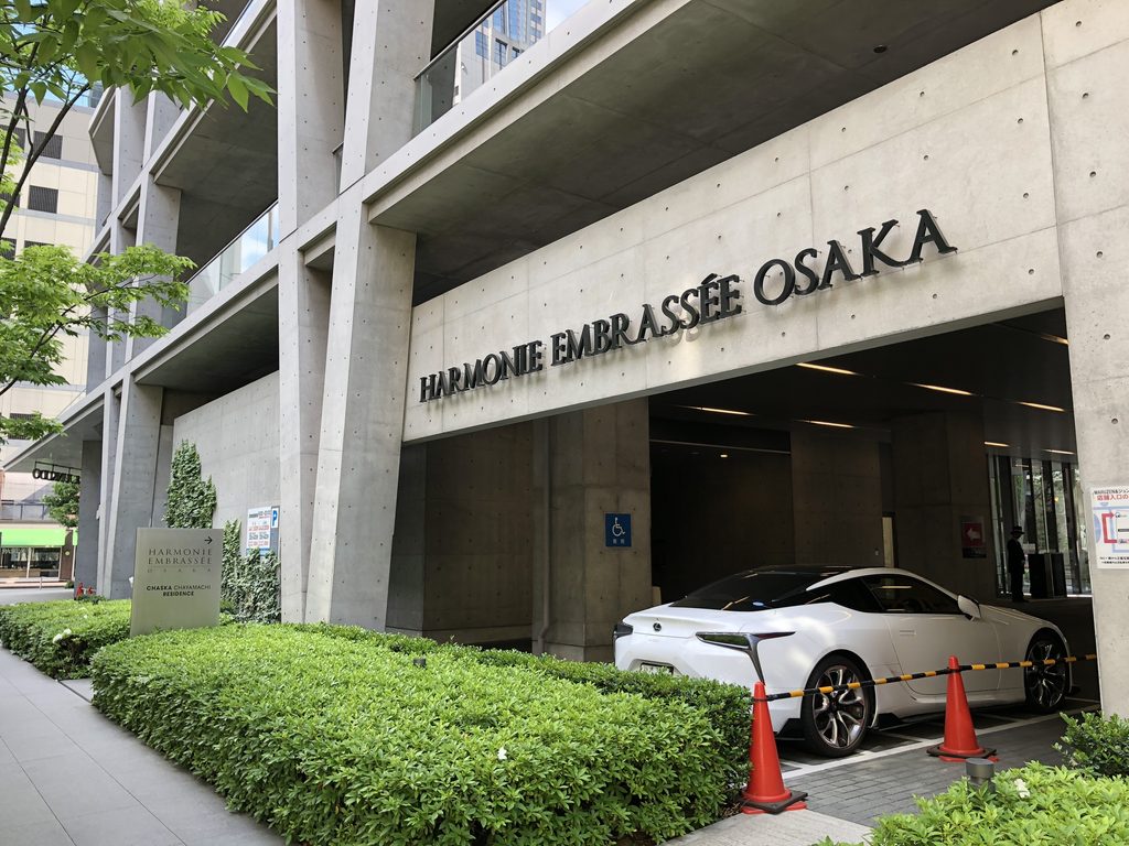 アルモニーアンブラッセ大阪の車寄せとV字柱 / Harmonie Embrassée Osaka drop-off framed by V-shaped columns