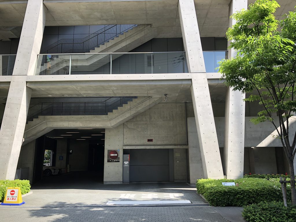 裏手の車路上に架かる屋外階段とV字柱 / Exterior stair and V-shaped columns above the rear driveway