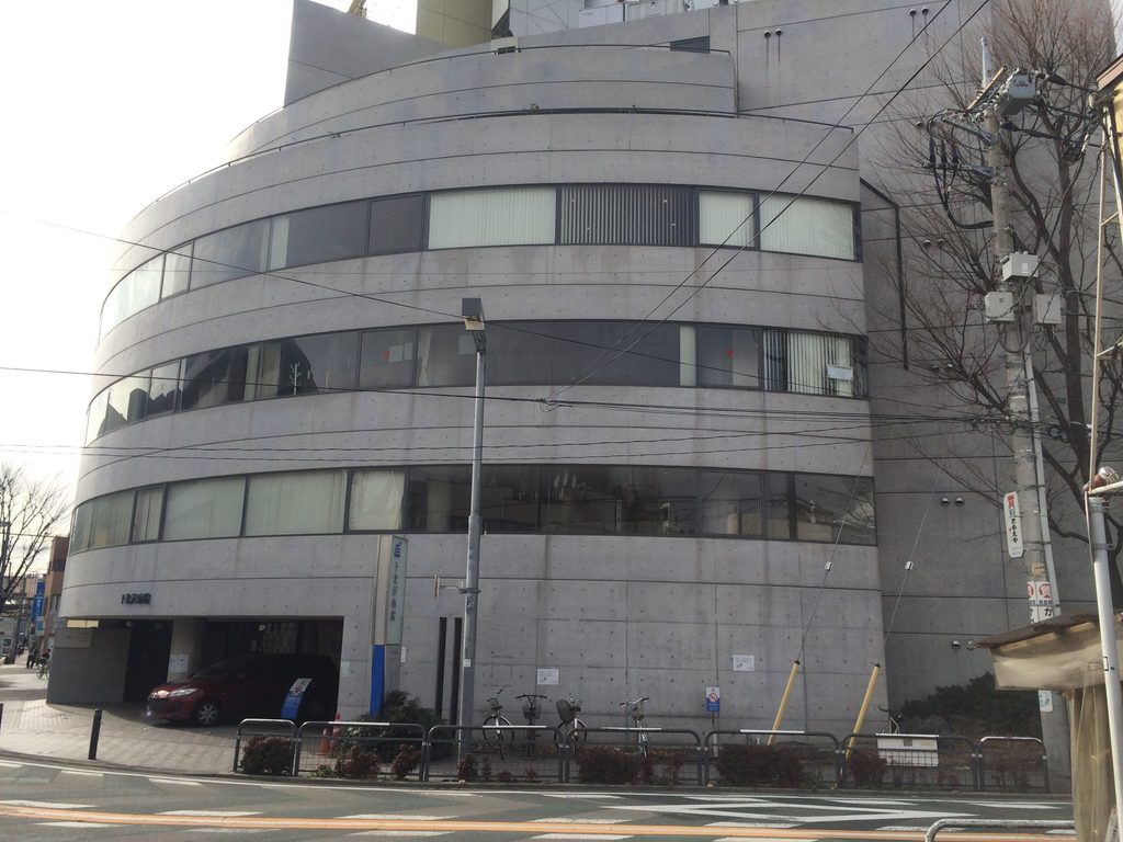 曲面ファサードと閉じたコンクリート壁が接続する旧福原病院 / Junction of the curved façade and solid concrete wall at the former Fukuhara Hospital