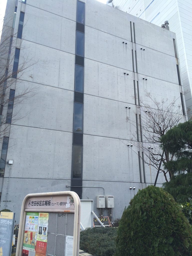 開口を抑えた旧福原病院側面の大きな打放しコンクリート壁 / Large exposed-concrete side wall of the former Fukuhara Hospital with few openings
