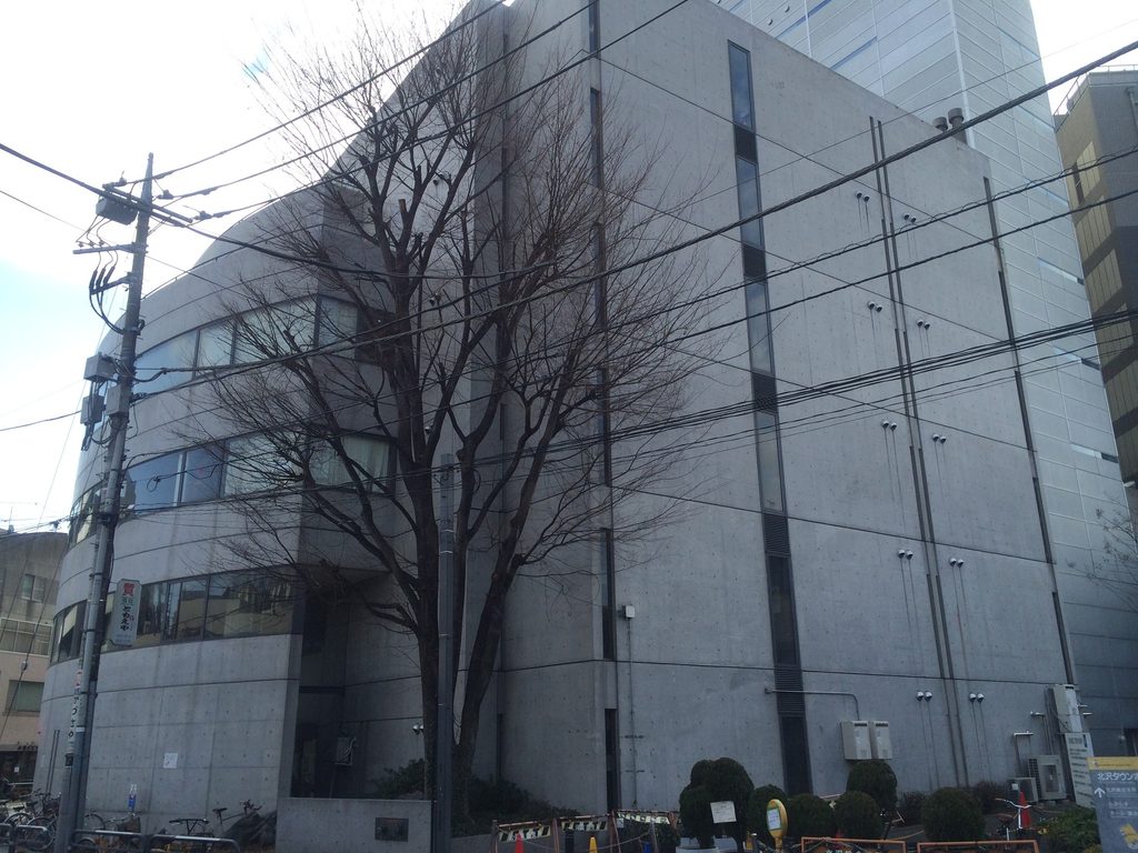 曲面の正面と直線的な側壁が交わる旧福原病院の外観 / Exterior of the former Fukuhara Hospital where the curved front meets a rectilinear side wall