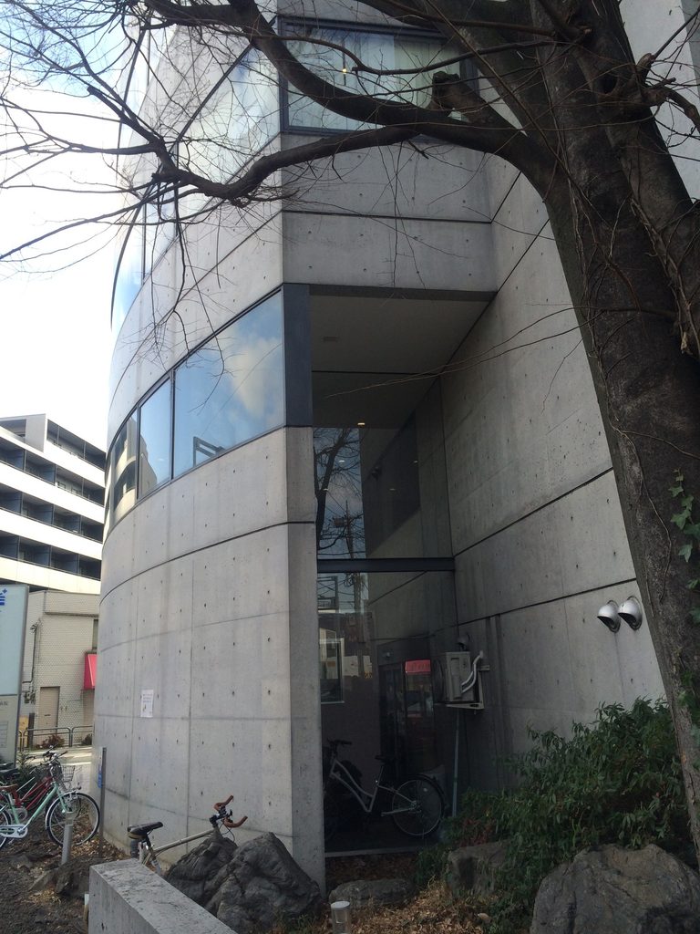コンクリート壁の間にガラス面を挟んだ旧福原病院の角部 / Corner of the former Fukuhara Hospital with glazing set between concrete walls