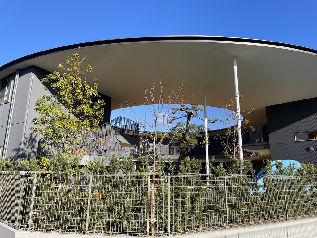 中央に円形の空を開けた五風会の大屋根 / Large roof of Gofukai with a circular opening to the sky
