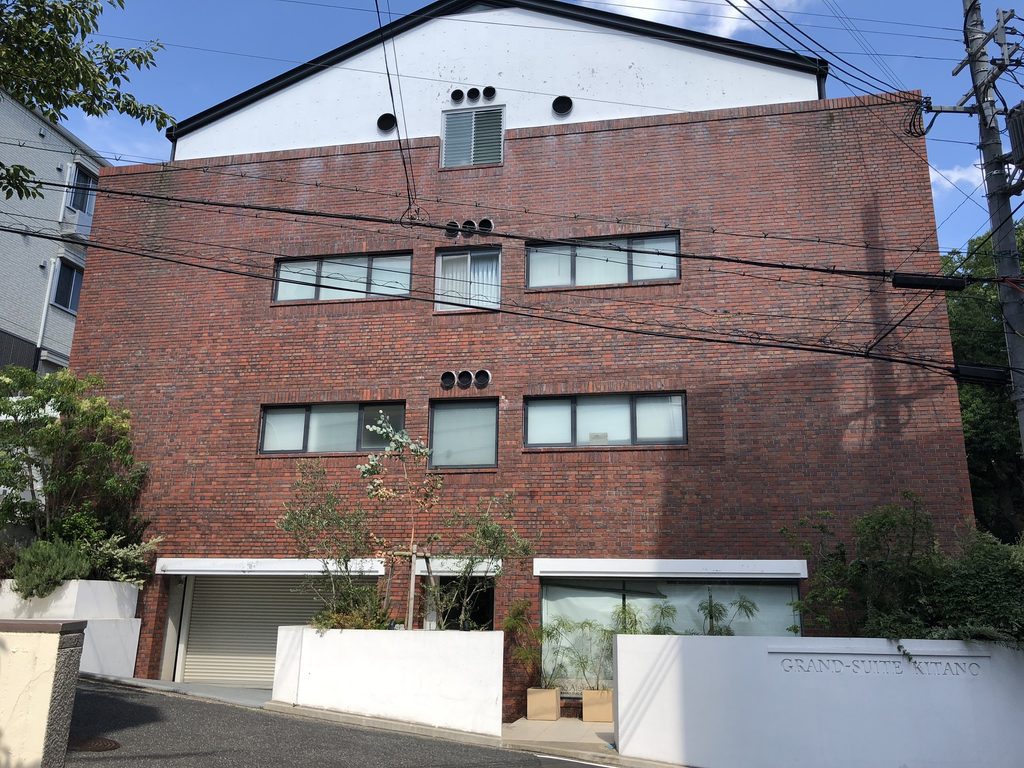 横長の窓が並ぶグランスイート北野の赤レンガの立面 / Red-brick elevation of Grand Suite Kitano with horizontal windows