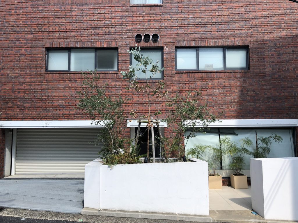 グランスイート北野の赤レンガ壁に設けられた横長の窓 / Horizontal windows set into the red-brick wall of Grand Suite Kitano
