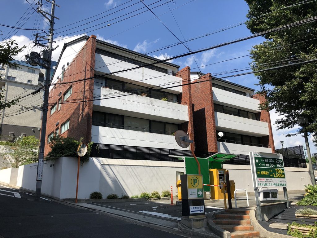 長いバルコニーが水平に重なるグランスイート北野の外観 / Exterior of Grand Suite Kitano with long stacked balconies